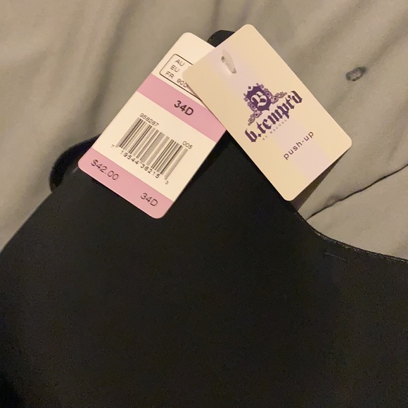 Purses, sweaters, jeans, shirts, shoes, and much more… - Picture 6 of 17